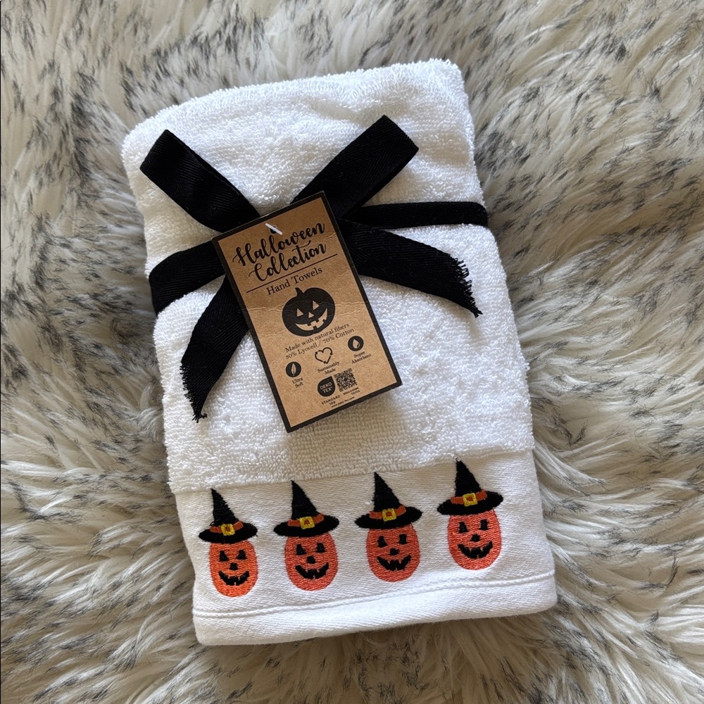 NWT Halloween Pumpkin Set of 2 Hand Towels